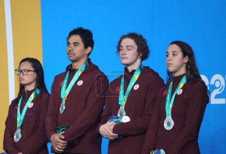 Foto de SANTIAGO, CHILE - 23 / 10 / 2023: Ceremonia de medalla del Relé Mixto de Medley de 4x100m ganado por Estados Unidos (Oro), Canadá (Plata) y Brasil (Bronce) en el Centro Acuático del Estadio Nacional, Santiago, Chile. - Imagen libre de derechos
