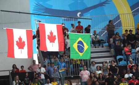 Téléchargez les photos : SANTIAGO (CHL), 23 / 10 / 2023 : Remise de médailles au 200 mètres brasse féminin remporté par les Canadiennes SYDNEY PICKREM (or) et KELSEY LAUREN WOG (argent) et la Brésilienne ASSIS DA SILVA G (bronze) au National Stadium Park Aquatic Center. - en image libre de droit