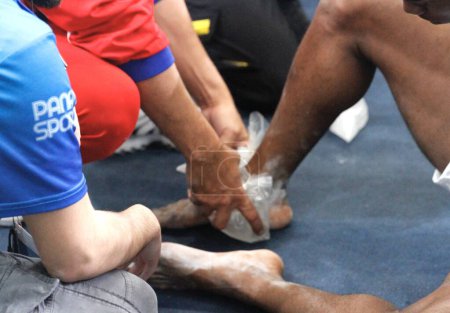 Foto de SANTIAGO, CHILE - 23 / 10 / 2023: La gimnasta cubana POZO, P, (número 121) resultó herida durante la final de gimnasia artística masculina y quedó en el último lugar en la puntuación general . - Imagen libre de derechos