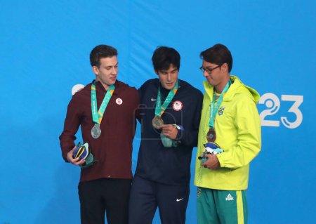 Foto de SANTIAGO, CHILE - 24 / 10 / 2023: El popurrí individual masculino de 400m fue ganado por el Americano LITHERLAND Jay (oro), Canadiense GAGNE Collyn (plata), Brasileño ALMEIDA Brandonn (bronce) Aquatic Center del Estadio Nacional - Imagen libre de derechos