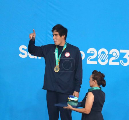 Foto de SANTIAGO, CHILE - 24 / 10 / 2023: El popurrí individual masculino de 400m fue ganado por el Americano LITHERLAND Jay (oro), Canadiense GAGNE Collyn (plata), Brasileño ALMEIDA Brandonn (bronce) Aquatic Center del Estadio Nacional - Imagen libre de derechos