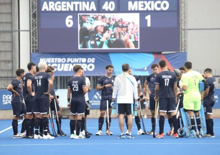 Téléchargez les photos : SANTIAGO, CHILI - 25 octobre 2023 : Le match 1 du groupe préliminaire de hockey sur gazon A des Jeux panaméricains de 2023, entre l'Argentine et le Mexique, s'est terminé 10-1 en faveur de l'Argentine - en image libre de droit