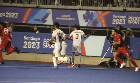 Foto de SANTIAGO, CHILE - 25 de octubre de 2023: El partido 2 del grupo preliminar de hockey sobre hierba de los Juegos Panamericanos de 2023, entre Chile y Perú, terminó 15-0 a favor de Chile, en el Centro Deportivo de Hockey sobre hierba, en el Estadio Nacional, Santiago - Imagen libre de derechos