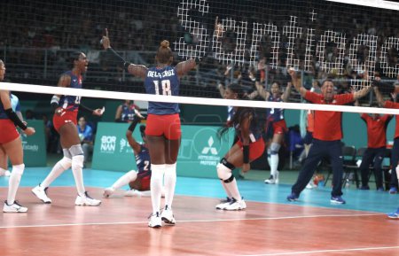 Photo for SANTIAGO, CHILE - October 26, 2023: Final of the women's volleyball team for the gold medal between Brazil and the Dominican Republic on the main court of Parque Arena O'Higgins in Santiago, Chile. The Dominican Republic team won 3-0 - Royalty Free Image