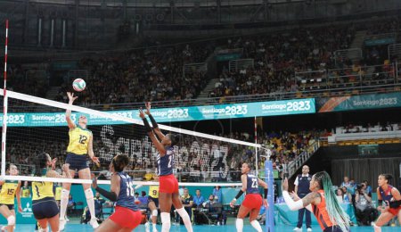 Téléchargez les photos : SANTIAGO, CHILI - 26 octobre 2023 : Finale de l "équipe féminine de volleyball pour la médaille d'or entre le Brésil et la République dominicaine sur le terrain principal du Parque Arena O'Higgins à Santiago, Chili. L'équipe de la République dominicaine a gagné 3-0 - en image libre de droit