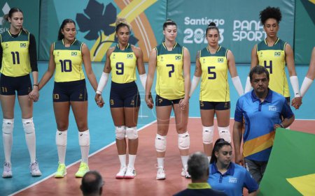 Foto de SANTIAGO, CHILE - 26 de octubre de 2023: Final del equipo femenino de voleibol por la medalla de oro entre Brasil y República Dominicana en la cancha principal del Parque Arena O 'Higgins en Santiago, Chile - Imagen libre de derechos