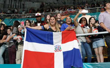 Foto de SANTIAGO, CHILE - 26 de octubre de 2023: Final del equipo femenino de voleibol por la medalla de oro entre Brasil y República Dominicana en la cancha principal del Parque Arena O 'Higgins en Santiago, Chile - Imagen libre de derechos