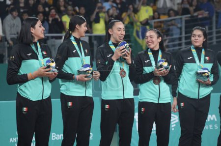 Foto de SANTIAGO, CHILE - 26 / 10 / 2023: Ceremonia de Medalla de la Final del Equipo Femenino de Voleibol con la República Dominicana ganando Oro, Brasil-Plata y México-Bronce en la cancha principal del Parque Arena O 'Higgins en Santiago - Imagen libre de derechos
