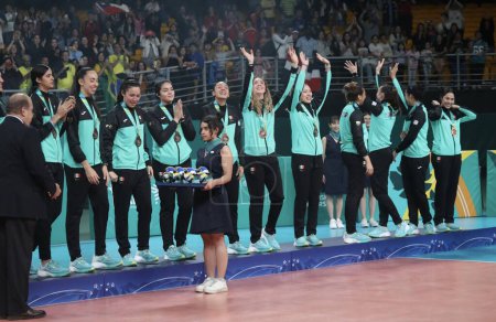 Foto de SANTIAGO, CHILE - 26 / 10 / 2023: Ceremonia de Medalla de la Final del Equipo Femenino de Voleibol con la República Dominicana ganando Oro, Brasil-Plata y México-Bronce en la cancha principal del Parque Arena O 'Higgins en Santiago - Imagen libre de derechos