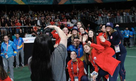 Téléchargez les photos : SANTIAGO, CHILI - 26 / 10 / 2023 : Cérémonie de remise des médailles de la finale de volleyball par équipe féminine avec la République dominicaine remportant l'or, le Brésil-argent et le Mexique-bronze sur le court principal du Parque Arena O'Higgins à Santiago - en image libre de droit
