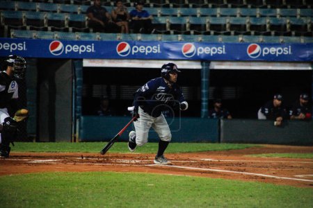 Foto de MARACAIBO, Venezuela - 26 de octubre de 2023: Liga Venezolana de Béisbol Profesional. Tigres de Aragua vs Aguilas del Zulia En la segunda semana de la temporada, los felinos vienen a cortar la racha positiva de Aguilas de Zulia en Maracaibo. - Imagen libre de derechos