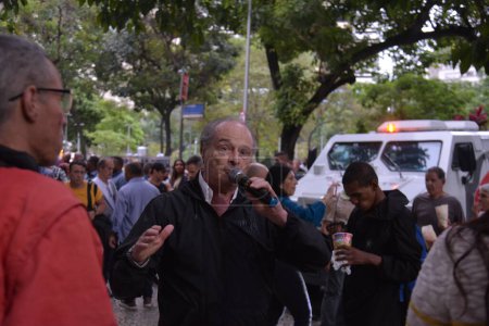 Foto de RIO DE JANEIRO (Brasil), 26 / 10 / 2023 - Manifestantes se reúnen este jueves (26), frente a la sede de Alerj, en el centro de Río de Janeiro (RJ), para apoyar a los diputados Alan Lopes (PL), Rodrigo Amorim (PTB) - Imagen libre de derechos