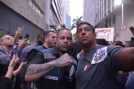 Foto de RIO DE JANEIRO (Brasil), 26 / 10 / 2023 - Manifestantes se reúnen este jueves (26), frente a la sede de Alerj, en el centro de Río de Janeiro (RJ), para apoyar a los diputados Alan Lopes (PL), Rodrigo Amorim (PTB) - Imagen libre de derechos
