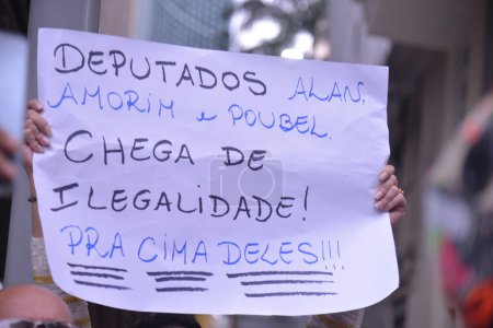 Téléchargez les photos : RIO DE JANEIRO (Brésil), 26 / 10 / 2023 - Des manifestants se réunissent ce jeudi (26), devant le siège d'Alerj, dans le centre de Rio de Janeiro (RJ), pour soutenir les députés Alan Lopes (PL), Rodrigo Amorim (PTB)) - en image libre de droit