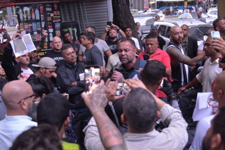 Photo for RIO DE JANEIRO (Brazil), 10/26/2023 - Protesters gather this Thursday (26), in front of the Alerj headquarters, in the center of Rio de Janeiro (RJ), to support deputies Alan Lopes (PL), Rodrigo Amorim (PTB) - Royalty Free Image