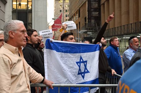 Téléchargez les photos : Manifestants et partisans palestiniens protestant contre l'occupation des terres palestiniennes par Israël. 26 octobre 2023, New York, New York, États-Unis Des centaines de manifestants et de sympathisants palestiniens sont descendus à Wall Street pour protester - en image libre de droit