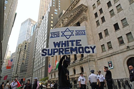 Photo for Palestinian protesters and supporters protesting the occupation of  Palestinian land by Israel. October 26, 2023, New York City, New York, U S A. Hundreds of mostly Palestinian protesters and supporters descended on Wall Street to protest - Royalty Free Image