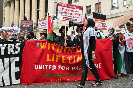 Foto de Manifestantes y simpatizantes palestinos protestando por la ocupación de tierras palestinas por Israel. 26 de octubre de 2023, New York City, New York, U S A. Cientos de manifestantes y simpatizantes en su mayoría palestinos descendieron a Wall Street para protestar - Imagen libre de derechos