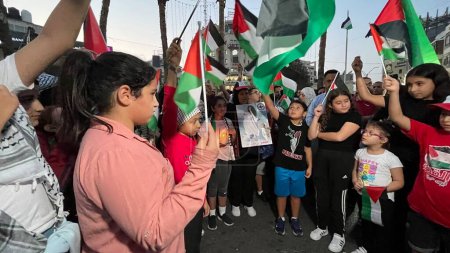 Téléchargez les photos : RAMALLAH (PALESTINE), 28 / 10 / 2023 - Allumer des bougies en solidarité avec les enfants de Gaza à Ramallah. - en image libre de droit