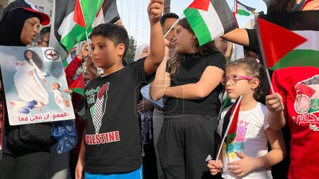 Foto de RAMALLAH (PALESTINA), 28 / 10 / 2023 - Encender velas en solidaridad con los niños de Gaza en Ramallah. - Imagen libre de derechos