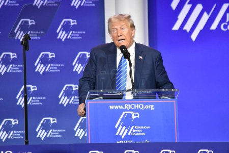 Téléchargez les photos : LAS VEGAS (USA), 28 / 10 / 2023 - L'ancien Président des Etats-Unis Donald J. Trump a fait des commentaires sur la guerre israélo-Hamas lors du Sommet annuel du leadership de la Coalition juive républicaine à Las Vegas, Nevada. - en image libre de droit