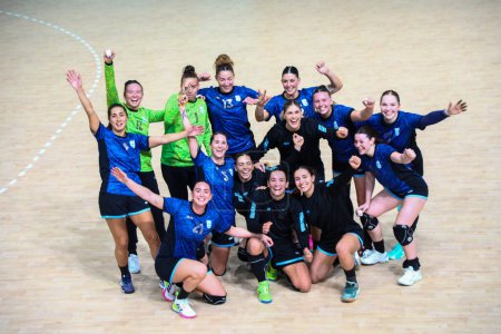 Téléchargez les photos : Vina del Mar (CHL), 28 / 10 / 2023 - Match entre l'Argentine et le Canada, qui se sont affrontés en demi-finale de handball féminin aux Jeux panaméricains. L'équipe argentine a gagné par le score de 28 x 18 - en image libre de droit