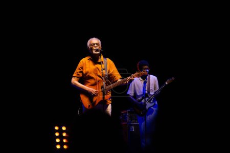 Téléchargez les photos : BARCELONE (Espagne), 28 / 10 / 2023 - Le chanteur brésilien Gilberto Gil se produit lors de la tournée Aquele Abracao à Barcelone, Espagne ce samedi (28). - en image libre de droit