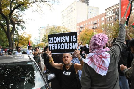 Foto de Protesta contra el bombardeo de la Franja de Gaza por Israel. Crown Heights, Brooklyn, Nueva York. 28 de octubre de 2023. Nueva York, Estados Unidos A: Aproximadamente, alrededor de un kilómetro y medio de largo de manifestantes marcharon desde el Museo Brooklyn, en Crown Heights - Imagen libre de derechos