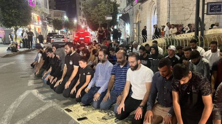 Téléchargez les photos : RAMALLAH (PALESTINE), 29 / 10 / 2023 - Certains Palestiniens prient Dieu dans les rues pour mettre fin à la guerre, car beaucoup de gens meurent et sont déplacés de chez eux. Les conflits israélo-palestiniens ont commencé le 7 octobre - en image libre de droit