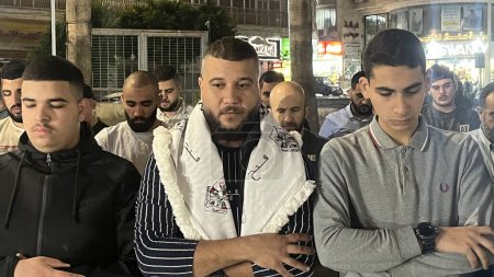 Téléchargez les photos : RAMALLAH (PALESTINE), 29 / 10 / 2023 - Certains Palestiniens prient Dieu dans les rues pour mettre fin à la guerre, car beaucoup de gens meurent et sont déplacés de chez eux. Les conflits israélo-palestiniens ont commencé le 7 octobre - en image libre de droit