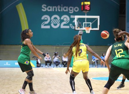 Téléchargez les photos : SANTIAGO (Chili), 29 / 10 / 2023 - Finale par équipe féminine de basket-ball pour la médaille d'or entre le Brésil et la Colombie au Centre sportif lors des Jeux panaméricains de 2023 à Santiago, Chili. Le Brésil a gagné 50-40 et remporte l'or - en image libre de droit
