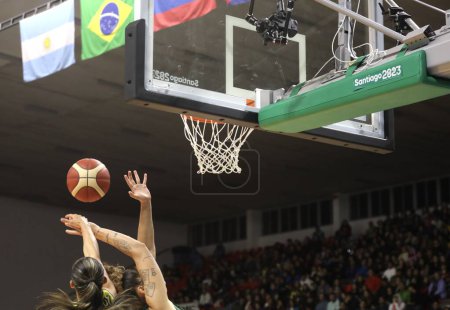 Téléchargez les photos : SANTIAGO (Chili), 29 / 10 / 2023 - Finale par équipe féminine de basket-ball pour la médaille d'or entre le Brésil et la Colombie au Centre sportif lors des Jeux panaméricains de 2023 à Santiago, Chili. Le Brésil a gagné 50-40 et remporte l'or - en image libre de droit