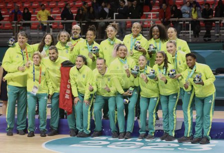 Téléchargez les photos : SANTIAGO (Chili), 29 / 10 / 2023 - Cérémonie de remise des médailles en finale de l "équipe féminine de basket-ball avec le Brésil remportant l'or, la Colombie-Argent et l'Argentine-Bronze au Centre sportif lors des Jeux panaméricains de 2023 - en image libre de droit