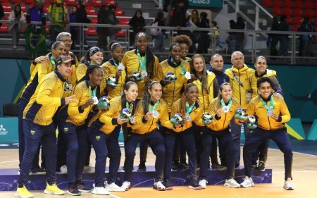 Téléchargez les photos : SANTIAGO (Chili), 29 / 10 / 2023 - Cérémonie de remise des médailles en finale de l "équipe féminine de basket-ball avec le Brésil remportant l'or, la Colombie-Argent et l'Argentine-Bronze au Centre sportif lors des Jeux panaméricains de 2023 - en image libre de droit