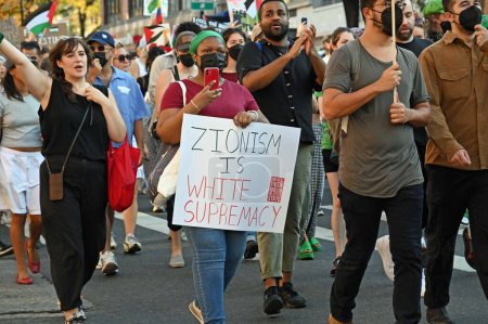 Téléchargez les photos : Manifestation contre le bombardement de la bande de Gaza par Israël. Crown Heights, Brooklyn, New York. 28 octobre 2023. New York, États-Unis A : Environ 2,5 km de long de manifestants marchaient depuis le Brooklyn Museum, à Crown Heights - en image libre de droit