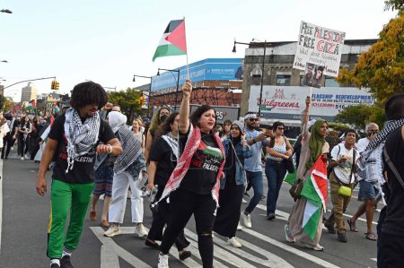 Foto de Protesta contra el bombardeo de la Franja de Gaza por Israel. Crown Heights, Brooklyn, Nueva York. 28 de octubre de 2023. Nueva York, Estados Unidos A: Aproximadamente, alrededor de un kilómetro y medio de largo de manifestantes marcharon desde el Museo Brooklyn, en Crown Heights - Imagen libre de derechos