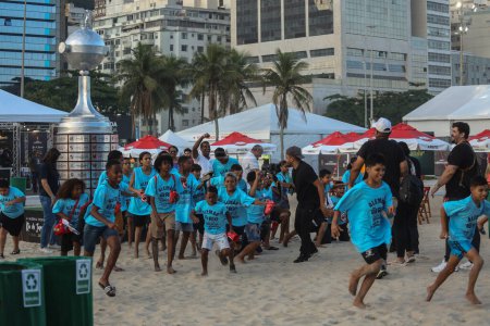 Téléchargez les photos : RIO DE JANEIRO (Brésil), 30 / 10 / 2023 - Du 30 au 3 octobre, la plage de Copacabana à Rio de Janeiro accueillera la zone des fans de Conmebol. Les fans pourront profiter de la Zone des fans, un espace neutre pour l'interaction, le divertissement - en image libre de droit