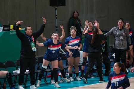Téléchargez les photos : Vina del Mar (Chili), 29 / 10 / 2023 - Match entre le Paraguay et le Chili, qui se sont affrontés pour la médaille de bronze au handball féminin aux Jeux panaméricains, le Paraguay remportant la sélection du Chili de l "équipe locale - en image libre de droit