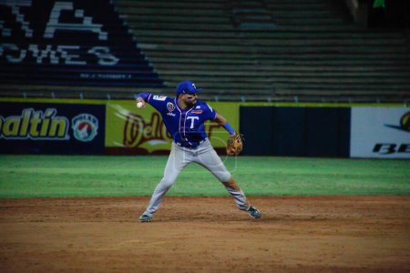 Foto de MARACAIBO, VENEZUELA - 31 / 10 / 2023: Aguilas Cibaenas vs Tubaroes partido de béisbol - Imagen libre de derechos