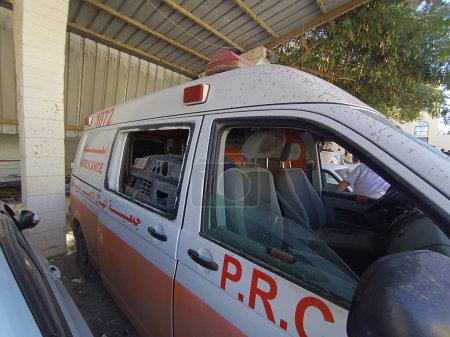 Téléchargez les photos : GAZA (PALESTINE), 31 / 10 / 2023 - L'armée israélienne a attaqué une ambulance appartenant à l'Association Palestinienne lors du bombardement de Gaza. L'ambulance a été directement ciblée et plusieurs martyrs sont tombés. - en image libre de droit