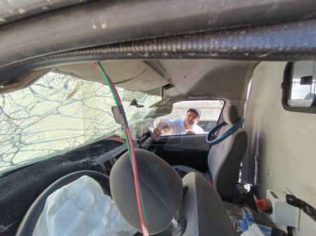 Téléchargez les photos : GAZA (PALESTINE), 31 / 10 / 2023 - L'armée israélienne a attaqué une ambulance appartenant à l'Association Palestinienne lors du bombardement de Gaza. L'ambulance a été directement ciblée et plusieurs martyrs sont tombés. - en image libre de droit