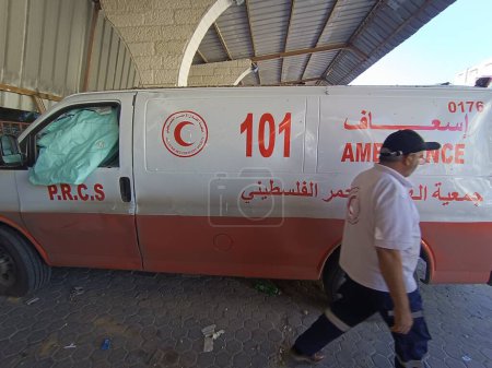 Foto de GAZA (PALESTINA), 31 / 10 / 2023 - El ejército israelí atacó una ambulancia perteneciente a la Asociación Palestina durante el bombardeo de Gaza. La ambulancia fue atacada directamente y varios mártires cayeron. - Imagen libre de derechos