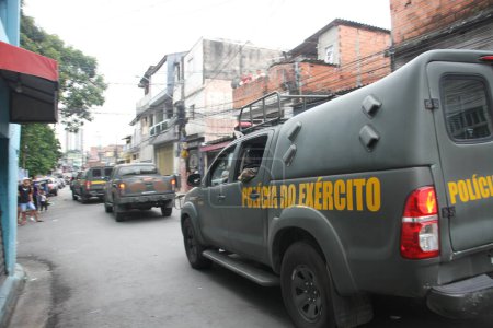 Foto de SAO PAULO, BRASIL - 31 / 10 / 2023: El Ejército llevó a cabo una operación con el apoyo de la Policía Militar en la favela de Vila Nova Galvao, ciudad de Guarulhos, para cumplir una orden de registro relacionada con las armas desaparecidas - Imagen libre de derechos