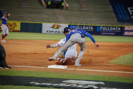 Foto de MARACAIBO, VENEZUELA - 31 / 10 / 2023: Aguilas Cibaenas vs Tubaroes partido de béisbol - Imagen libre de derechos