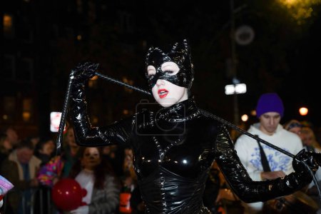 Foto de Village Halloween Parade en Nueva York, 31 de octubre de 2023, Nueva York, Estados Unidos: Esta noche, las calles del pueblo estaban llenas de asistentes y espectadores, todos ansiosamente reunidos para presenciar este cautivador evento. - Imagen libre de derechos