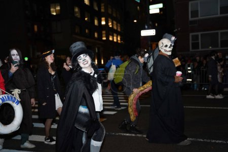 Téléchargez les photos : Village Halloween Parade à New York, 31 octobre 2023, New York, États-Unis : Ce soir, les rues du village grouillaient de spectateurs et de spectateurs, tous impatients d'assister à cet événement captivant. - en image libre de droit