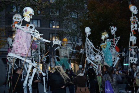 Téléchargez les photos : Village Halloween Parade à New York, 31 octobre 2023, New York, États-Unis : Ce soir, les rues du village grouillaient de spectateurs et de spectateurs, tous impatients d'assister à cet événement captivant. - en image libre de droit