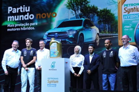 Foto de Sao Paulo, 01 / 11 / 2023 - Los pilotos de Fórmula 1 Lewis Hamilton y George Russel participaron en una conferencia de prensa promovida por Petronas en Palacio Tangara, al sur de Sao Paulo - Imagen libre de derechos