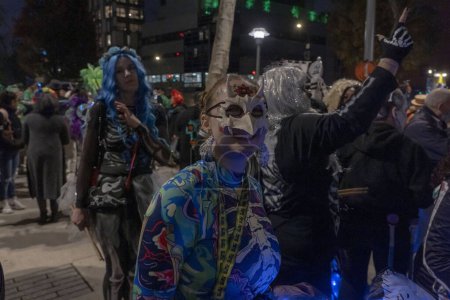 Foto de 2023 Desfile de Halloween de Nueva York. 31 de octubre de 2023, Nueva York, Nueva York, Estados Unidos: Reveladores vestidos con disfraces participan en el 50º desfile anual de Halloween de la ciudad de Nueva York con el tema Upside / Down: Inside / Out - Imagen libre de derechos