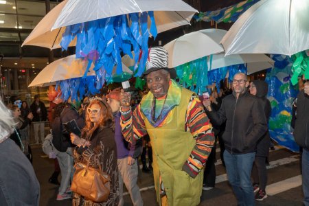 Foto de 2023 Desfile de Halloween de Nueva York. 31 de octubre de 2023, Nueva York, Nueva York, Estados Unidos: Reveladores vestidos con disfraces participan en el 50º desfile anual de Halloween de la ciudad de Nueva York con el tema Upside / Down: Inside / Out - Imagen libre de derechos